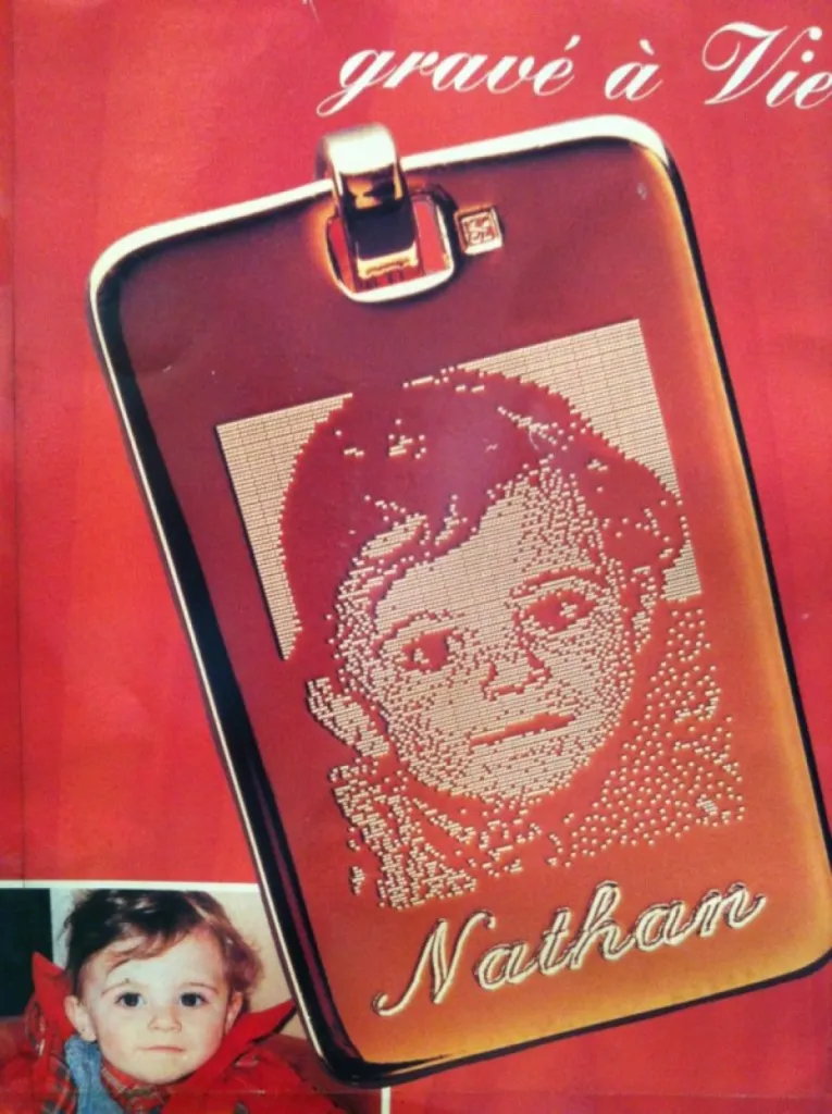 Medailles gravure en or jaune 18 carats avec photo