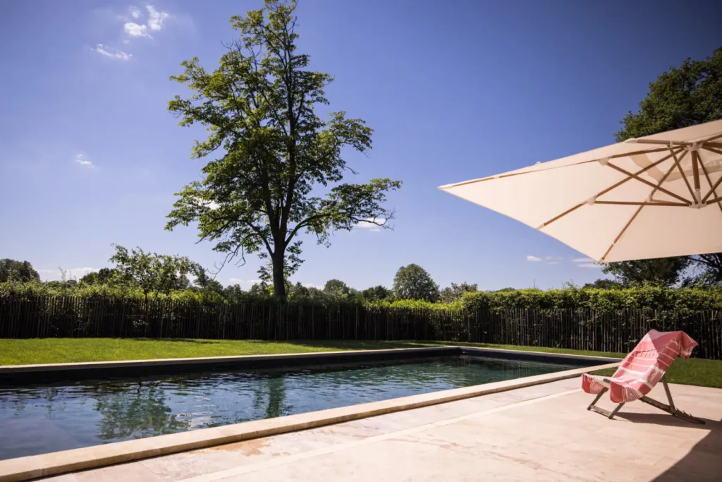 Découvrir des réalisations de piscines haut de gamme et sur mesure en béton dans le Gard