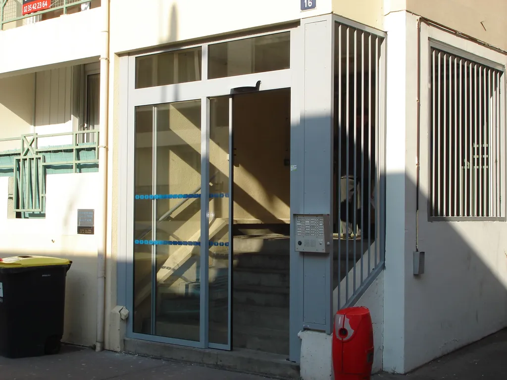 Installation de Systèmes de Contrôle d'Accès Collectivité, Portes Automatiques et Interphonie de Résidence à Deauville dans le Calvados à proximité de Trouville-sur-Mer et Touques