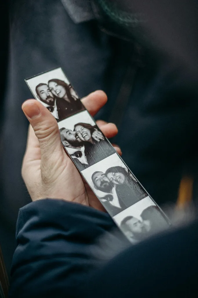 Instant complice devant le photobooth lors d'une soirée d'entreprise à Toulouse.