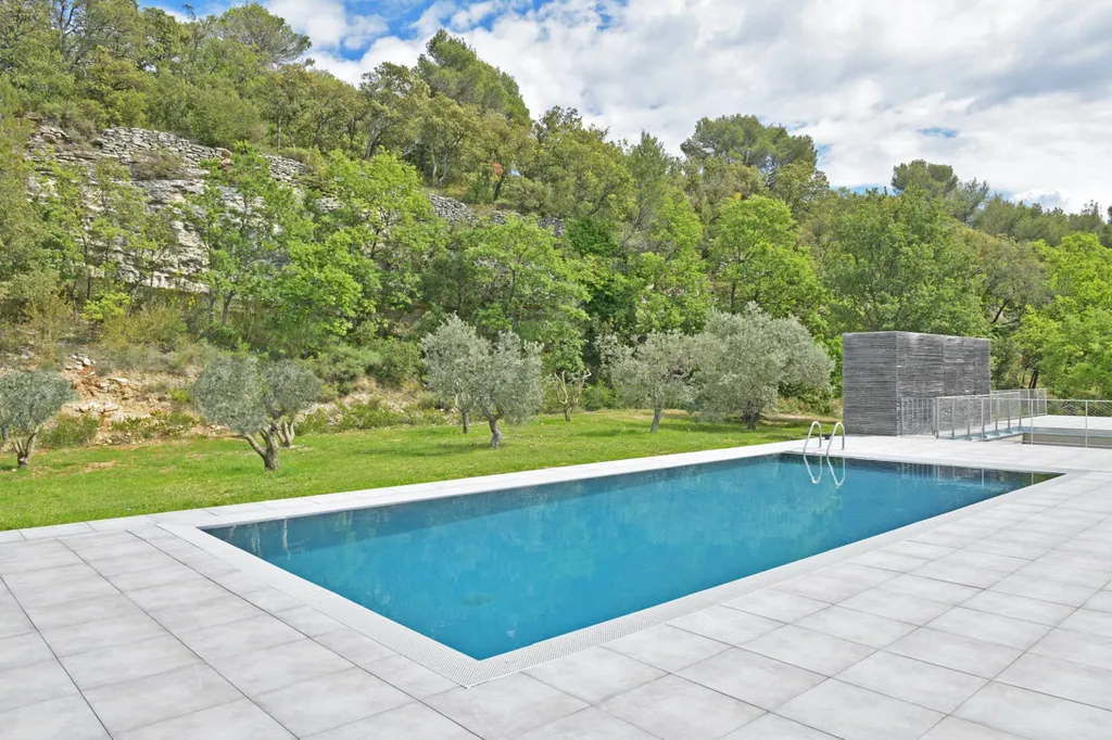 Propriété bioclimatique en position dominante proche village des Monts de Vaucluse   