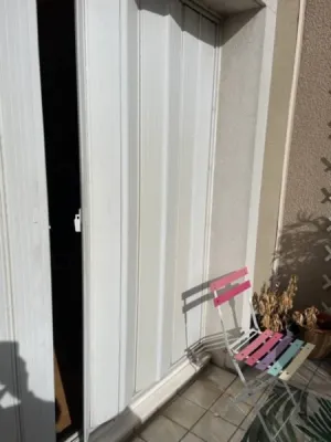 Installation de fenêtre en PVC avec volets persiennes PVC dans un immeuble à la Croix-Rousse en région Rhône-Alpes