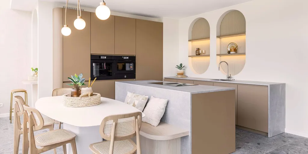 Cuisine 2026 :  couleurs douces, matériaux naturels et formes douces pour un espace de vie harmonieux où le design et le confort se renforcent mutuellement