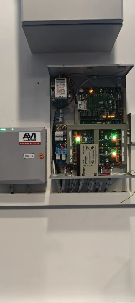 Pose d'un système de contrôle d'accès Alcéa ainsi que d'une alimentation secouru dans une usine dans la Plaine de l'Ain à Sainte Julie