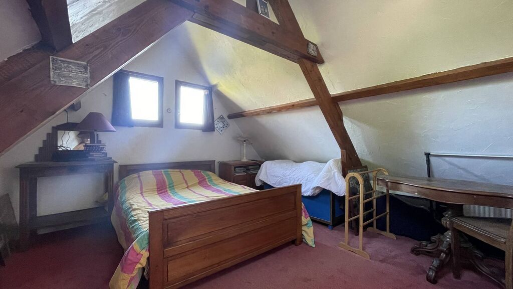 À vendre : Maison avec poêle à bois et cheminée : Ambiance chaleureuse et authentique dans chaque espace.