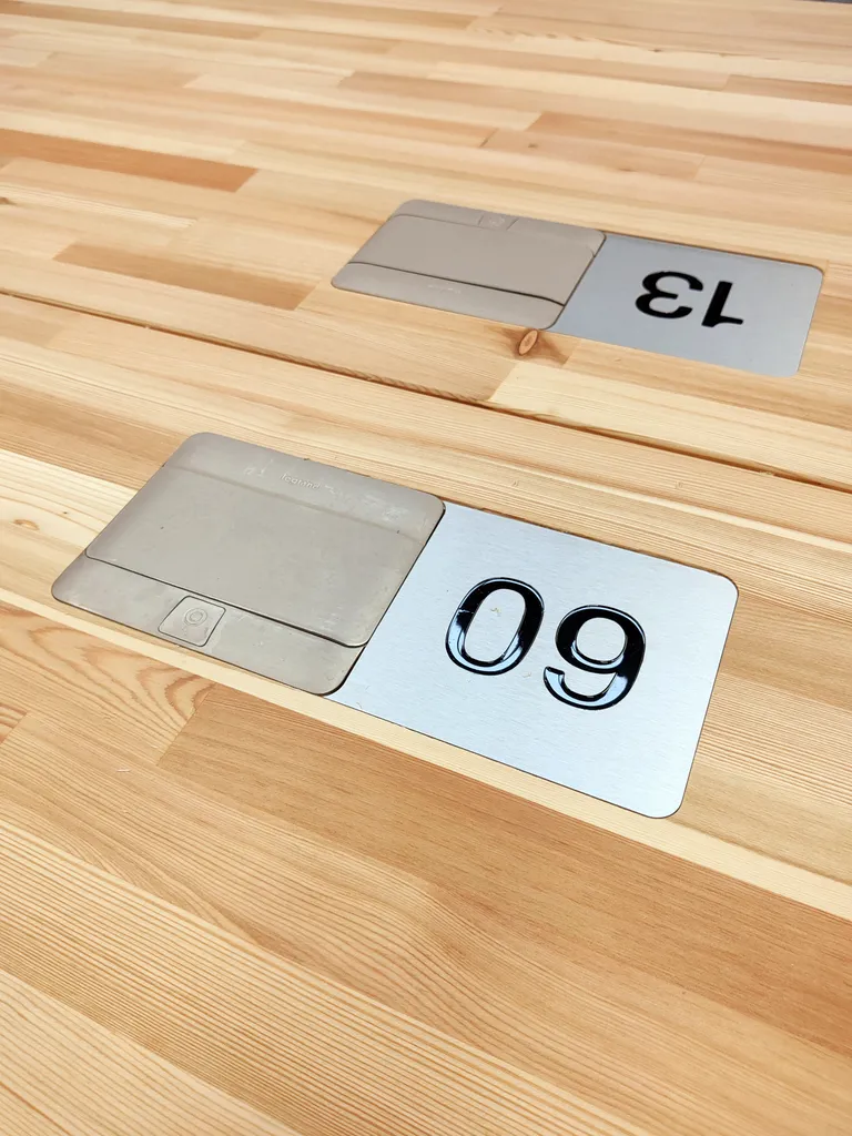 Signalétique intérieure et numéros gravés sur mesure pour bureaux, tables de travail et portes aux Archives départementales de l’Isère à Grenoble