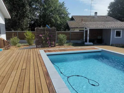 Piscine traditionnelle sur mesure  avec escalier autour de Saint Jean d'Illac 