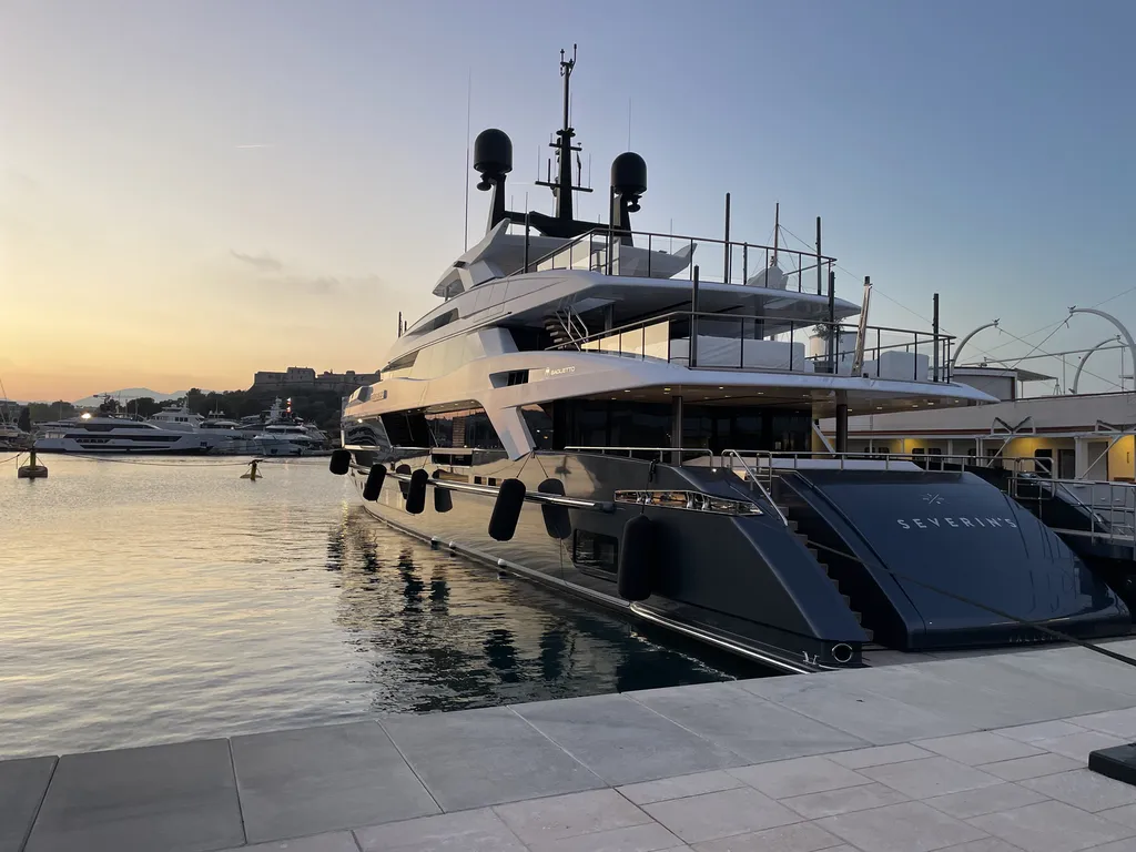 Rénovation du superyacht Severin's : polissage du mobilier et pose de PPF sur marbres au port d'Antibes