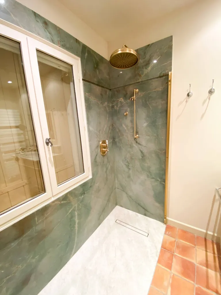 Réalisation et pose de parois de douche en Jadore
