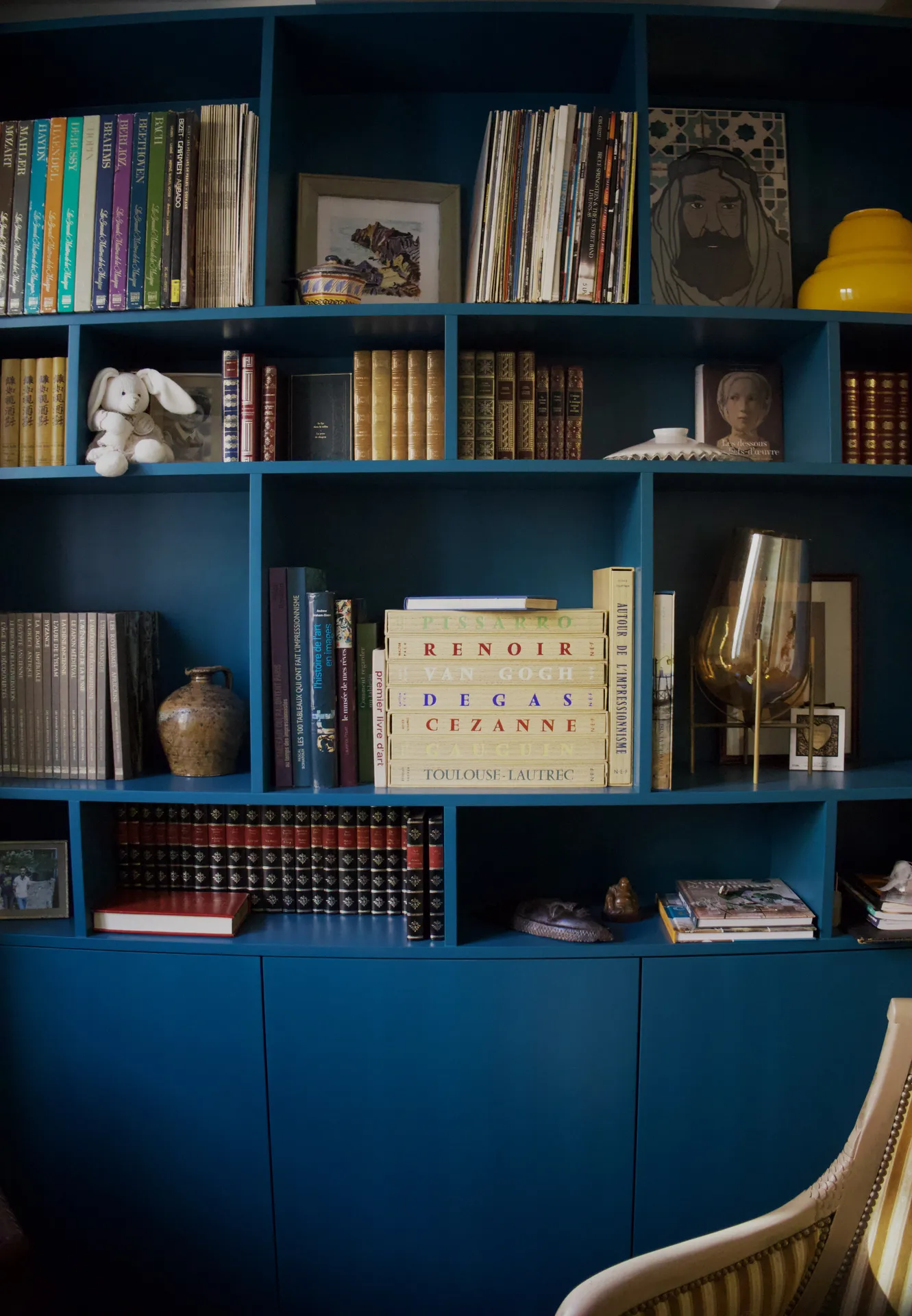 Bibliothèque bleue sur mesure intégrée à Vogüé en Ardèche pour un intérieur élégant et structuré