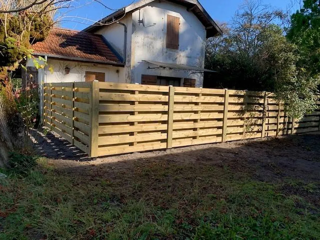 Pose de clôture avec lames de terrasses à Parentis en Born