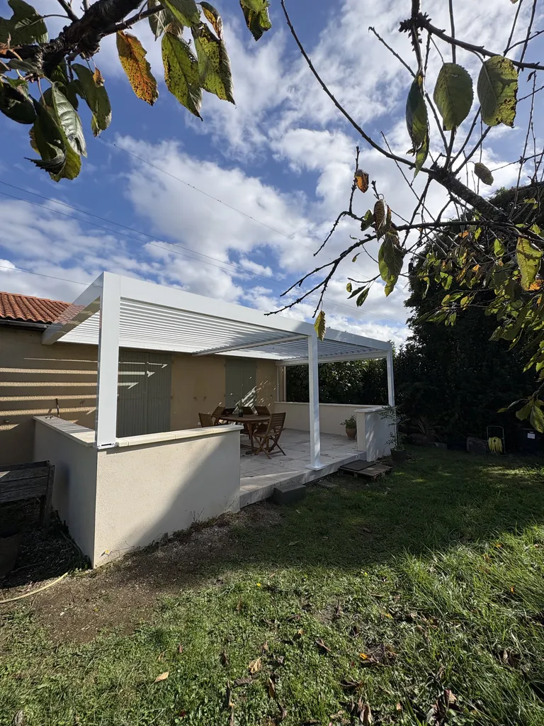 Pose et réalisation d'une pergola bioclimatique à lames orientables, pour votre extérieur à Toulouse