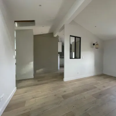 Studio transformé en un véritable logement accueillant et confortable, par l'Atelier D, architecte d'intérieur à Bordeaux