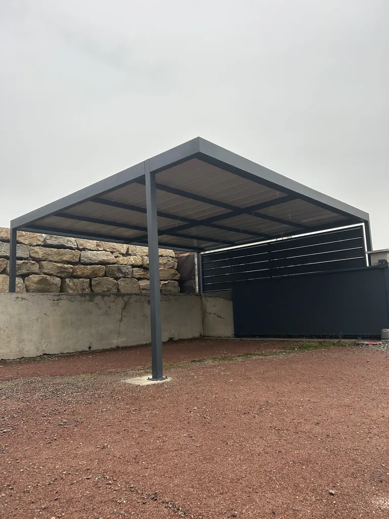fabrication d’un carport en acier avec toiture bac acier et brise sur mesure , gris anthracite , à Craponne proche de Lyon 
