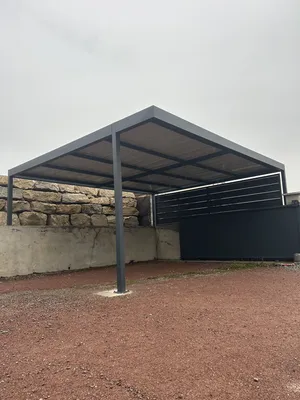 fabrication d’un carport en acier avec toiture bac acier et brise sur mesure , gris anthracite , à Craponne proche de Lyon 