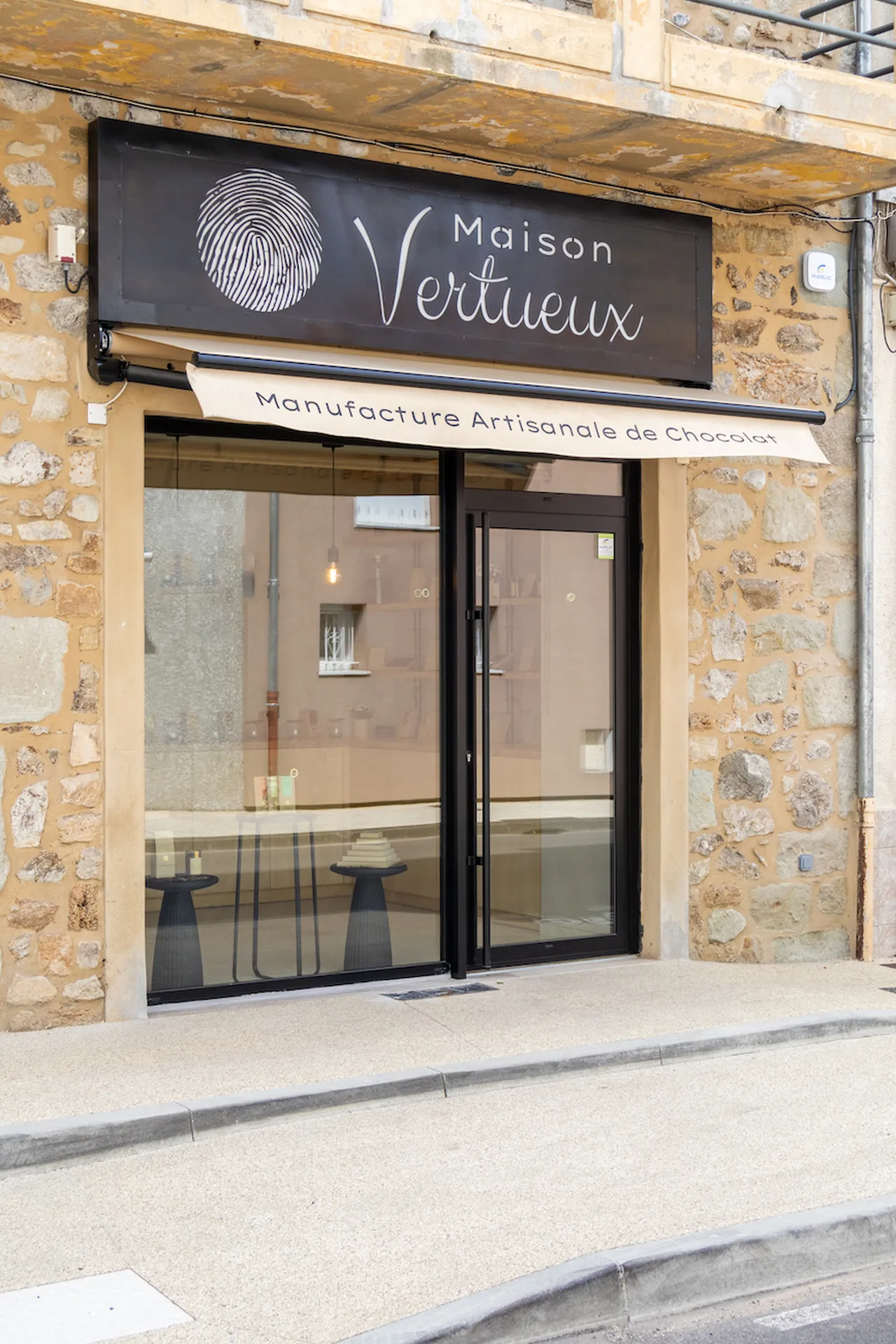 Fabrication et Pose du présentoir et de la  vitrine pour la maison Virtueux, Artisan chocolatier à Labégude en Ardèche.