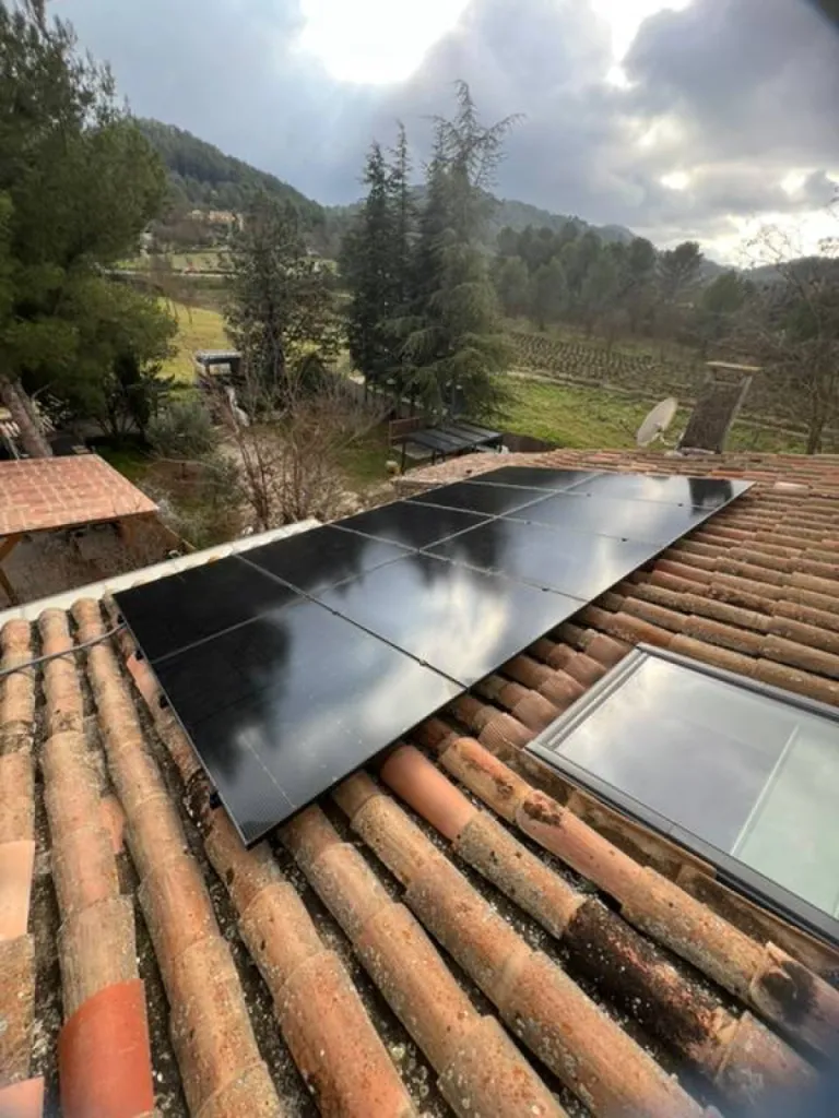 Installez des panneaux photovoltaïques sur votre toiture de maison à partir de 11 990€