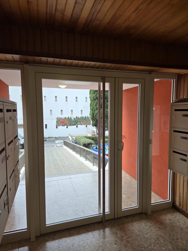 Remplacement de porte d'immeuble ou de commerce Kline en aluminium sur Martigues