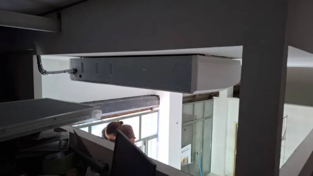 Pose d'une climatisation en gainable avec 2 mon split Hitachi à Peypin 