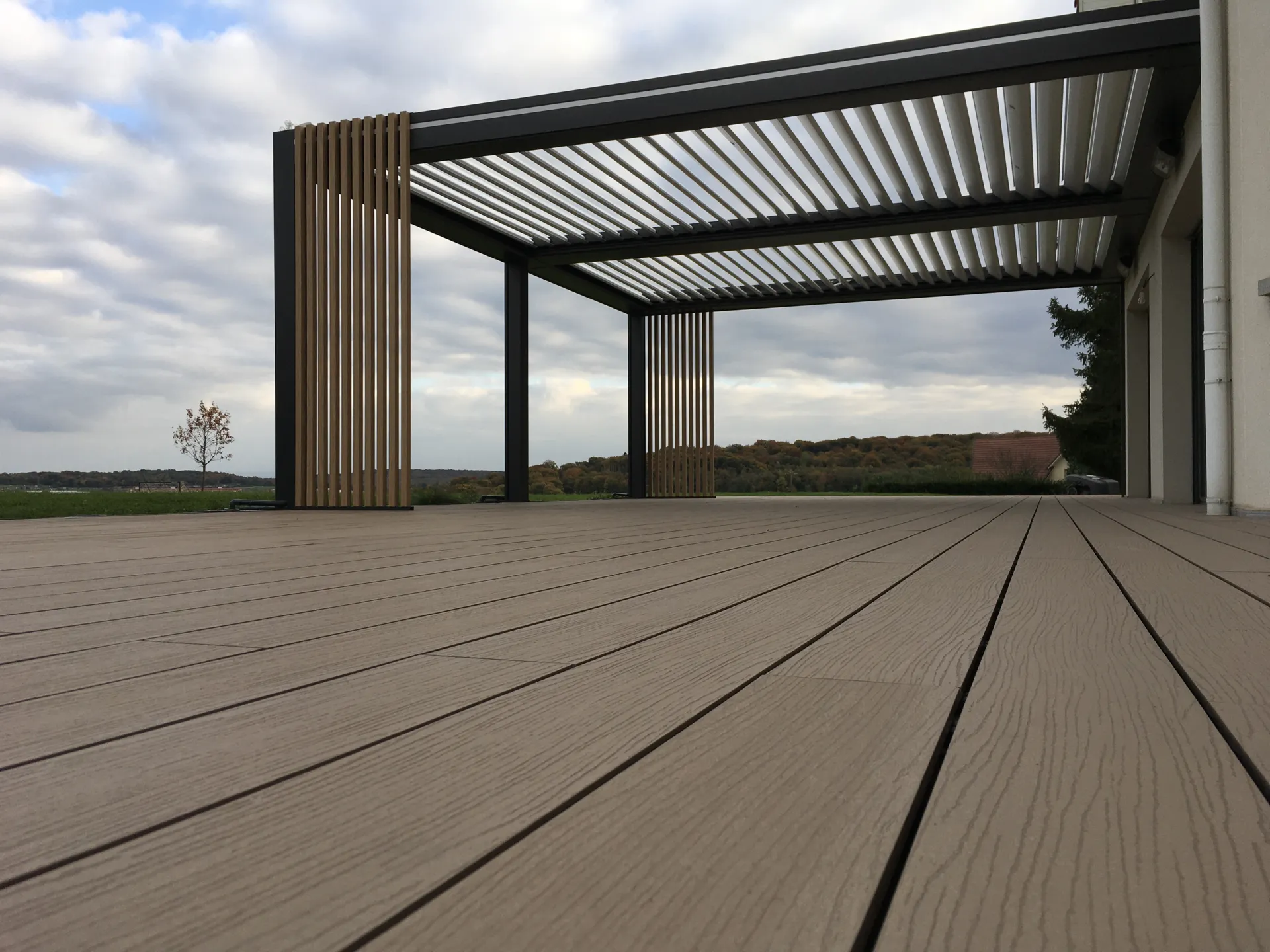 Vente et pose de pergola bioclimatique aluminium double module laqué teinte noir 2100 sablé attenante à la maison à Dorans près de Belfort