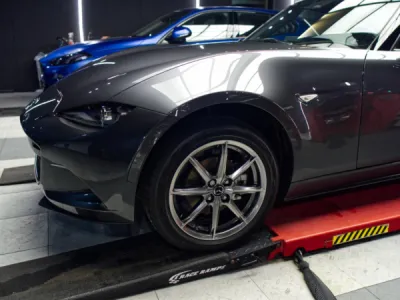 Vue rapprochée du film XPEL appliqué sur la carrosserie d’une Mazda MX-5 à Lorient.