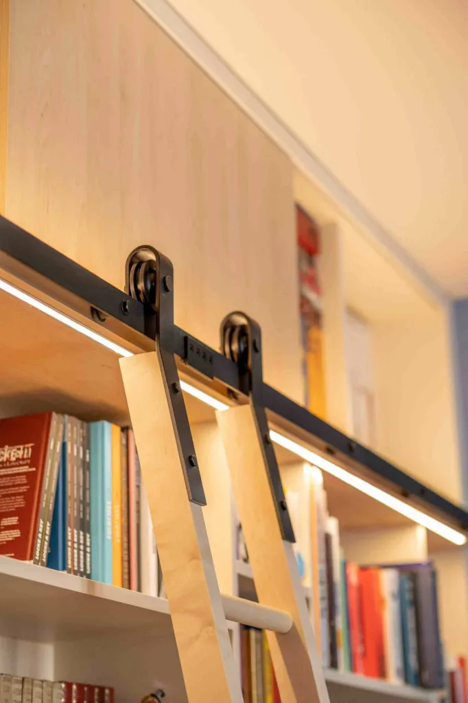 Conception d'une bibliothèque sur mesure en bois massif à Megève