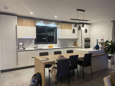 Cuisine sur mesure design blanche et bois personnalisée et conçue sur mesure à Sanary sur Mer dans le Var