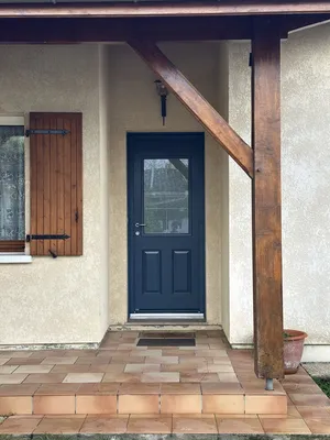Pose d'une porte d'entrée en acier de couleur bleu ral 2700 et vitrage à Cadillac sur Garonne