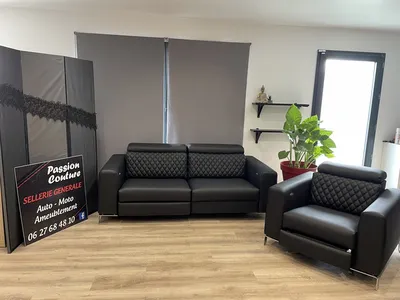 Rénovation d’un canapé en Skaï noir proche de Bordeaux 