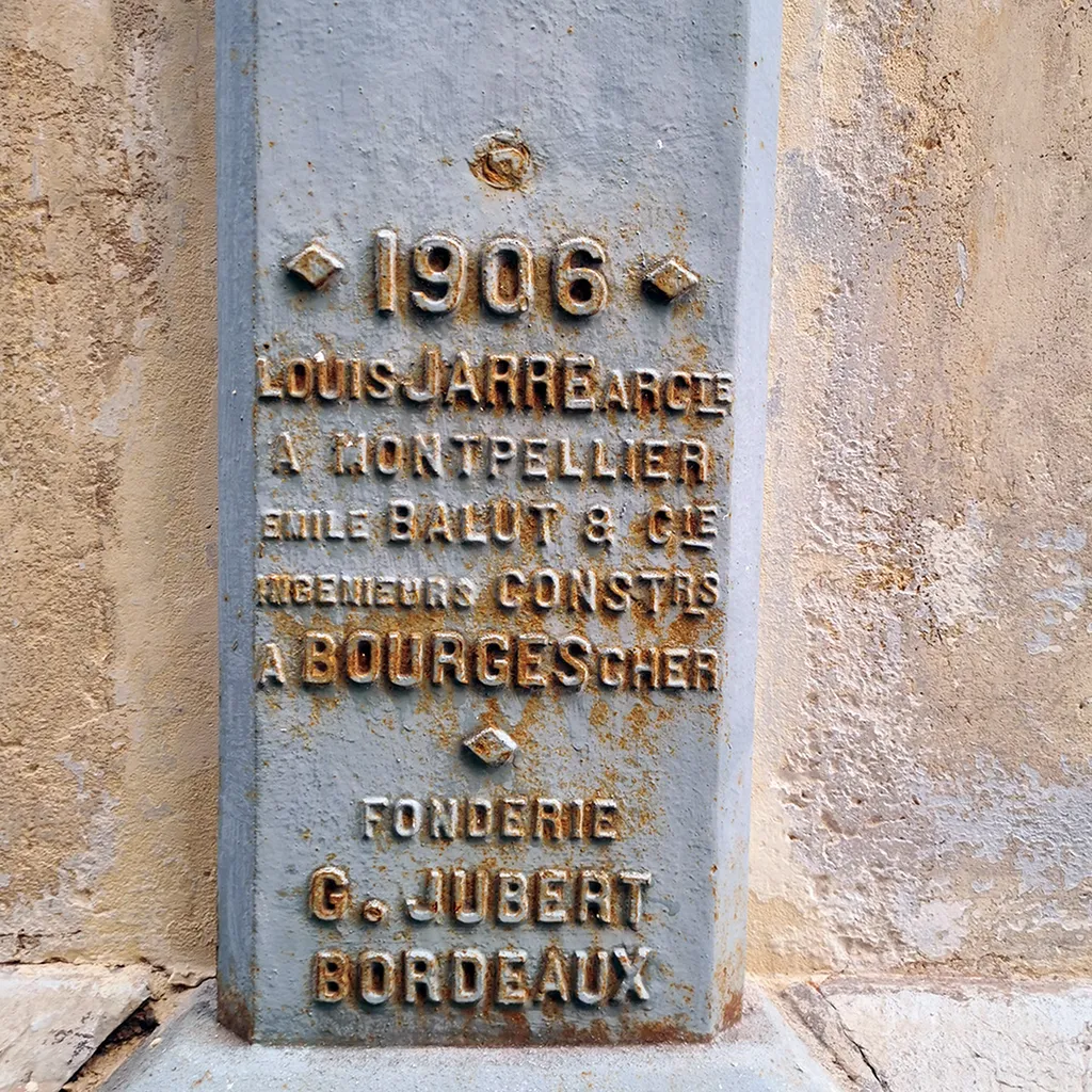 Chemisage de 4 piliers en fonte datant de 1906 en forme de cœur et servant d’évacuation d’eaux pluviales !