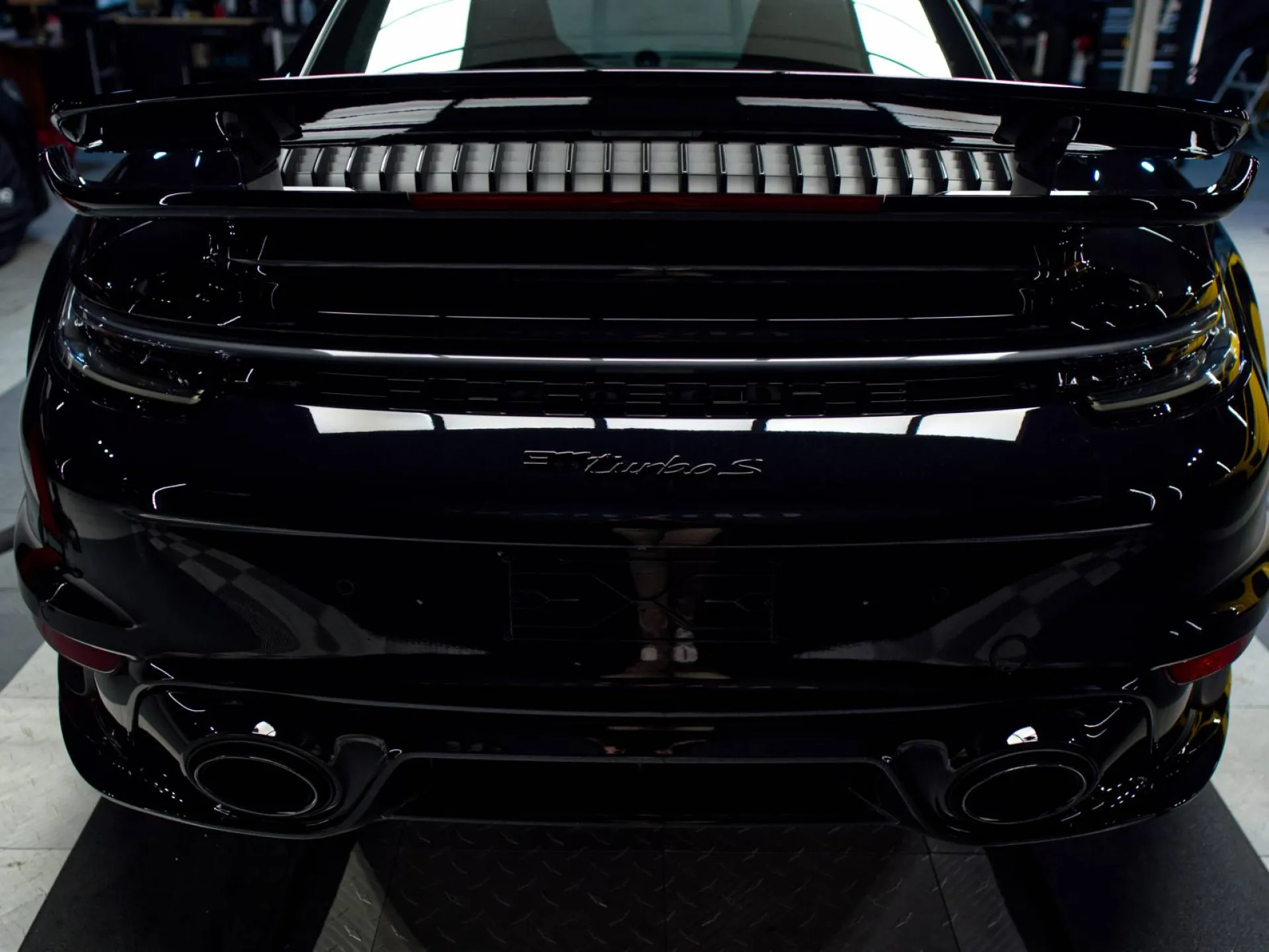 Découpe numérique sur-mesure du PPF film de protection XPEL pour un ajustement parfait sur la Porsche 992 Turbo S.