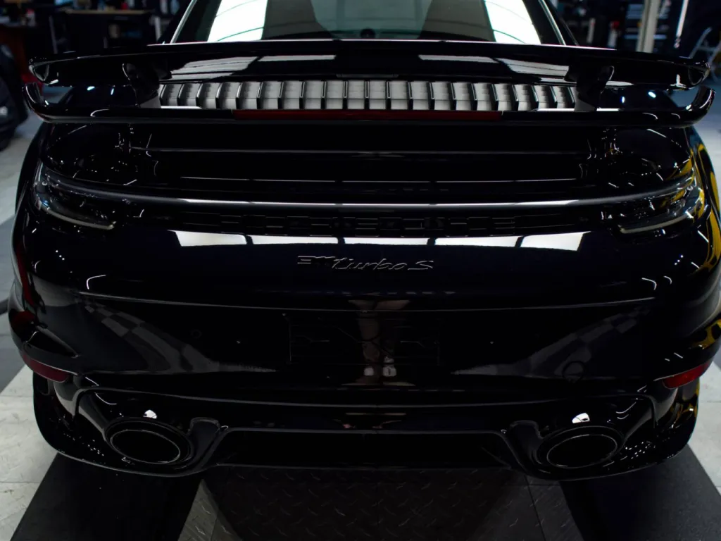Découpe numérique sur-mesure du PPF film de protection XPEL pour un ajustement parfait sur la Porsche 992 Turbo S.