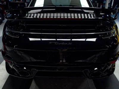 Découpe numérique sur-mesure du PPF film de protection XPEL pour un ajustement parfait sur la Porsche 992 Turbo S.