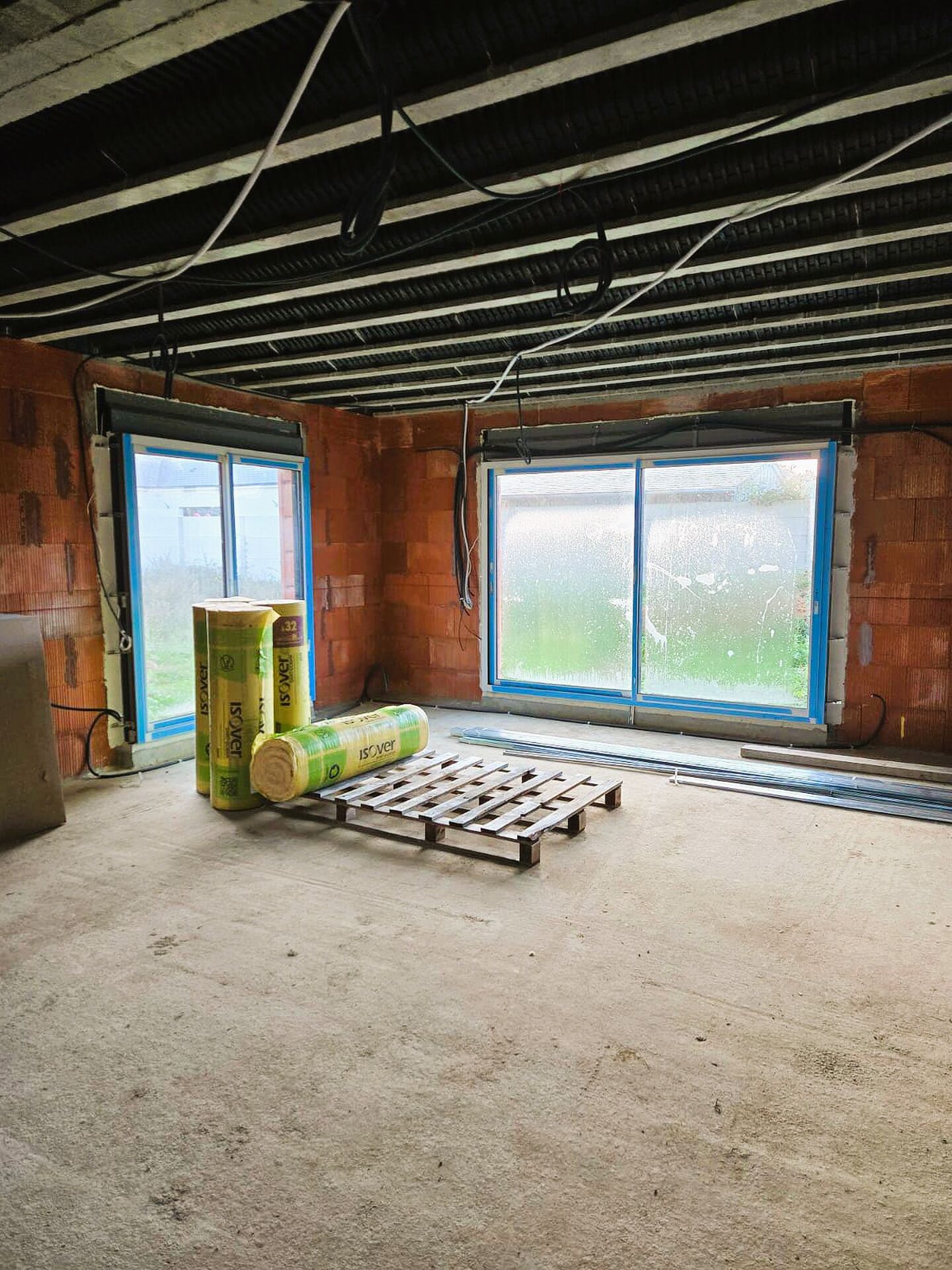 Séjour brut avant isolation et pose de placo à Blois – Chantier A2GV Intérieurs