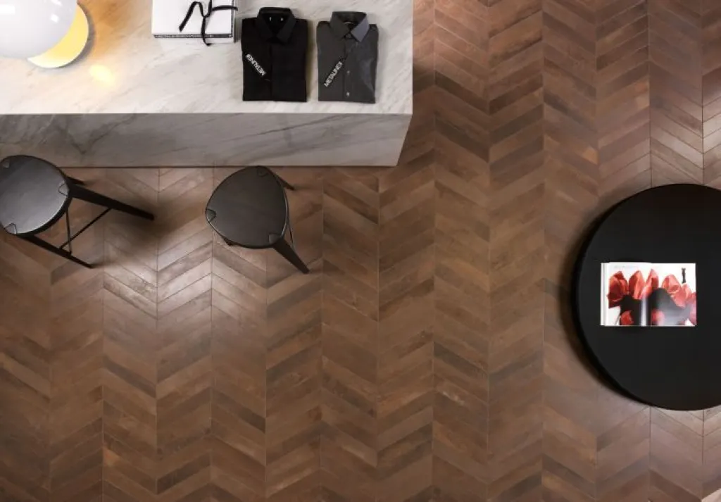 Dans les projets commerciaux à Dieppe, METALINE impose une esthétique contemporaine forte et durable.