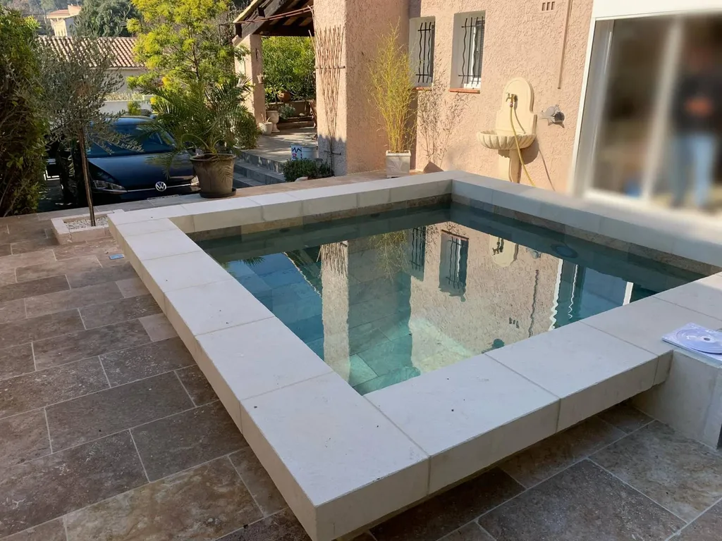 Construction de piscine style Bali à Eyguières, 13430, pour une ambiance exotique et apaisante dans votre jardin