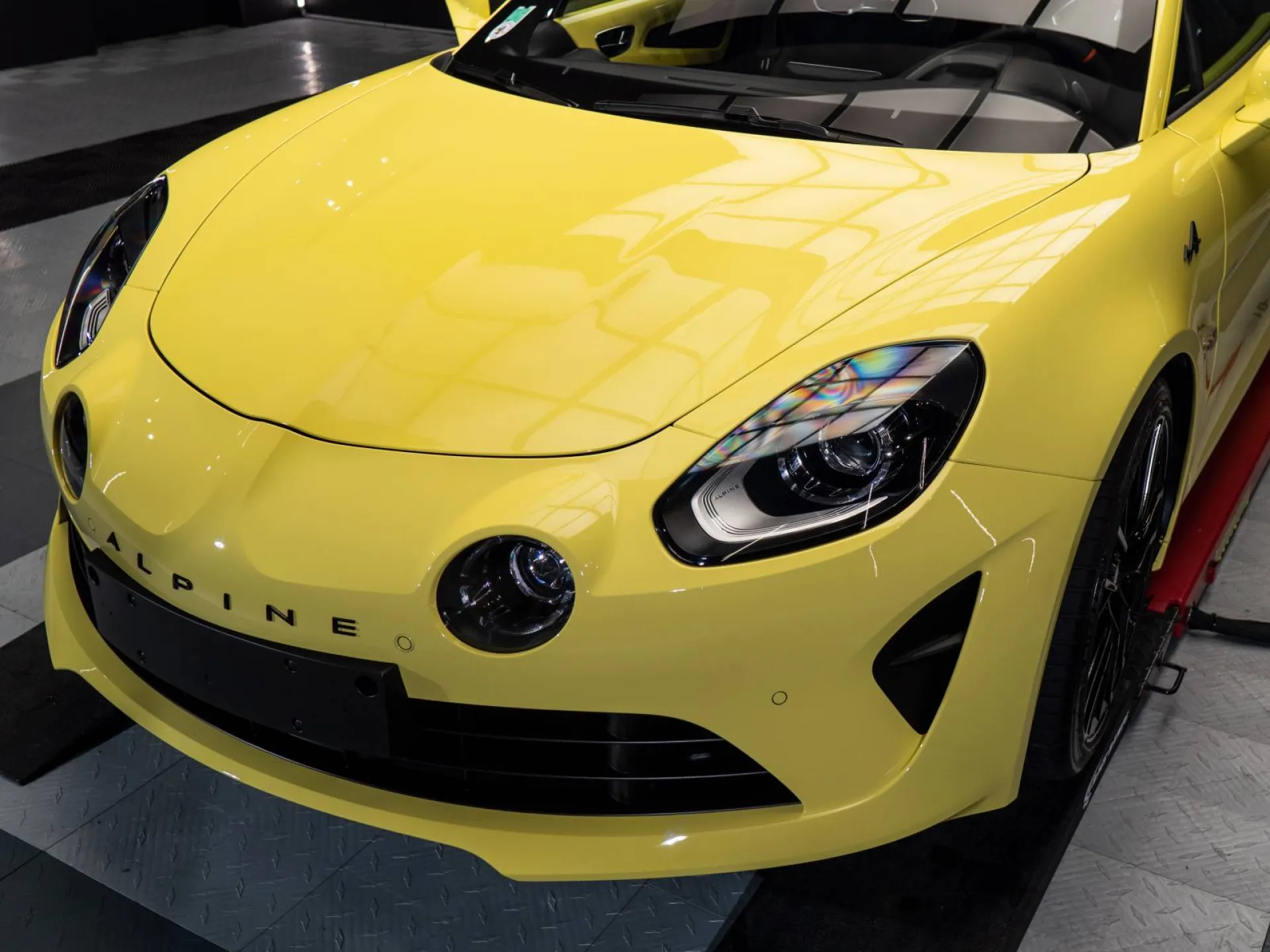 Protection céramique pour une Alpine A110 livrée dans le centre Alpine de Rennes en Ille-et-Vilaine