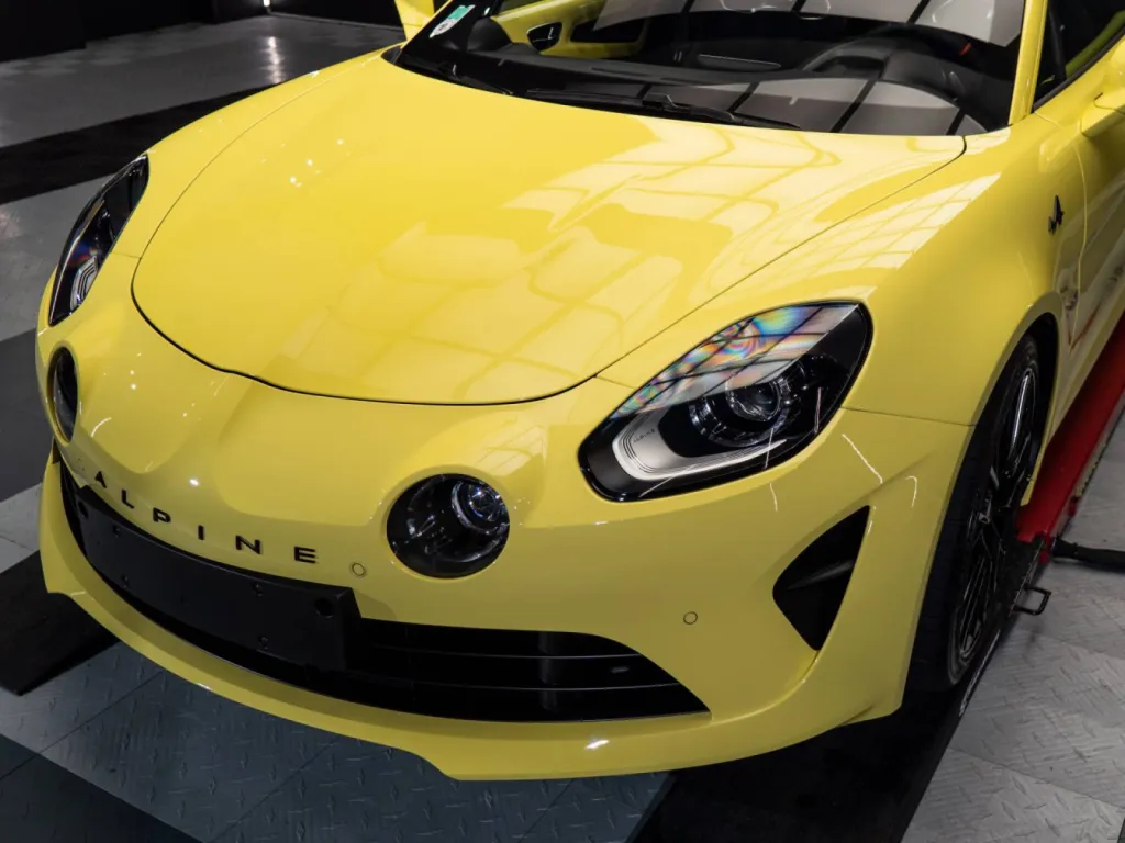 Protection céramique pour une Alpine A110 livrée dans le centre Alpine de Rennes en Ille-et-Vilaine
