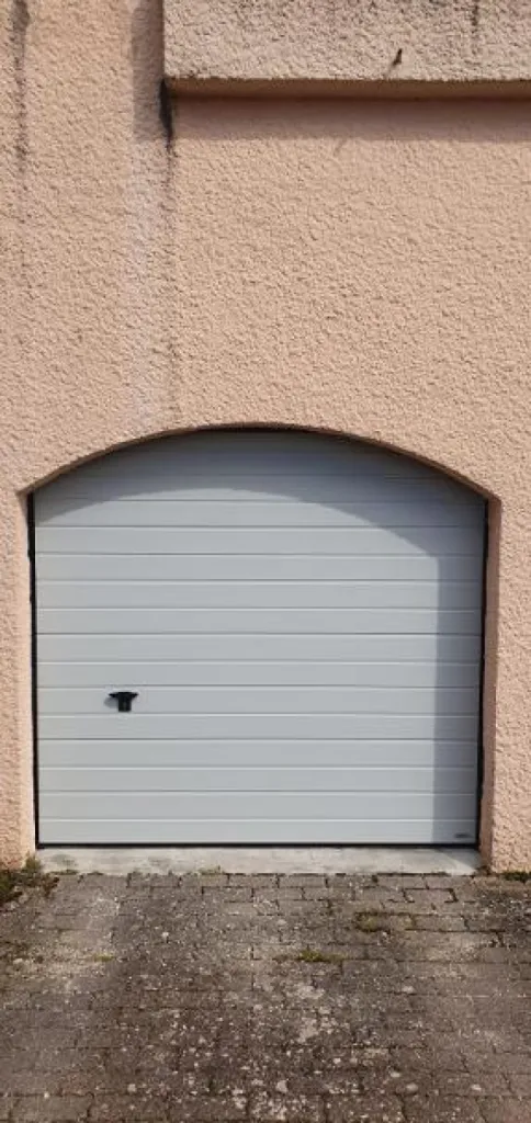 Installation d'une porte de garage sectionnelle double paroi isolante NOVOFERM ISO 45 à rupture de pont thermique à Talant en Côte-d'Or