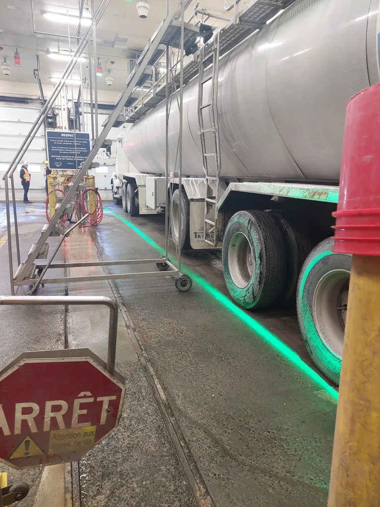 Projection de ligne lumineuse pour garer les camions##details-installation+d+une+signalisation+lumineuse+au+sol+pour+la+delimitation+et+la+securisation+des+zones+de+stationnement+des+camions+en+environnement+logistique+et+industriel-156