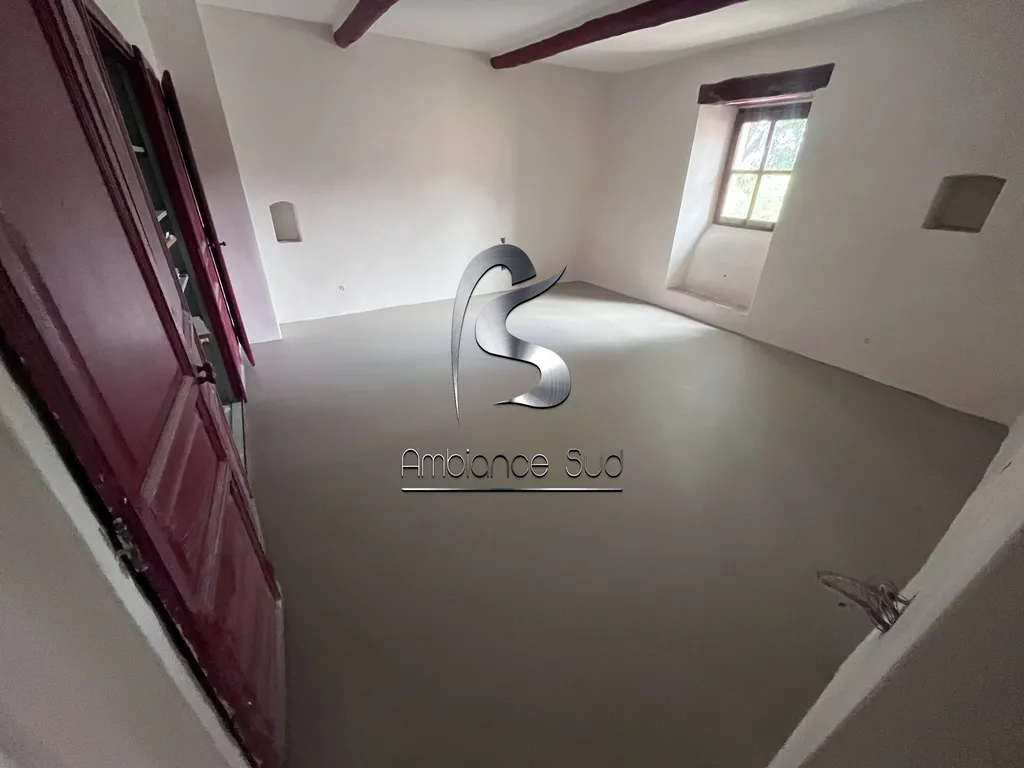 Rénover un sol à l’étage d’une maison avec une résine effet béton ciré de faible épaisseur à Ce à Saint-Hippolyte-du-Fort à côté d’Anduze