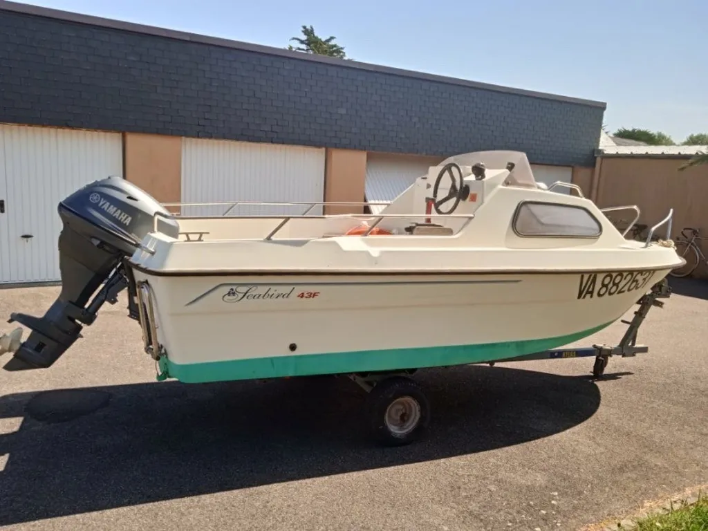 Coque rigide d'occasion avec moteur et remorque de mise à l'eau à Arzal dans le Morbihan