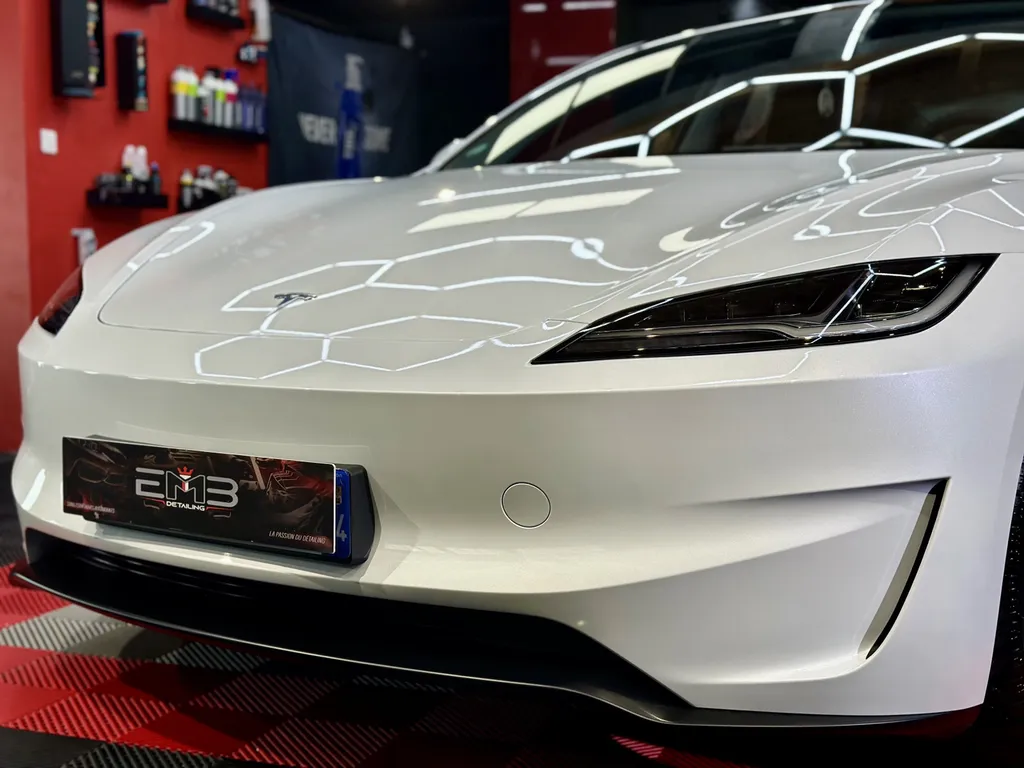 spécialiste du DETAILING sur Lyon Traitement céramique Tesla model 3 