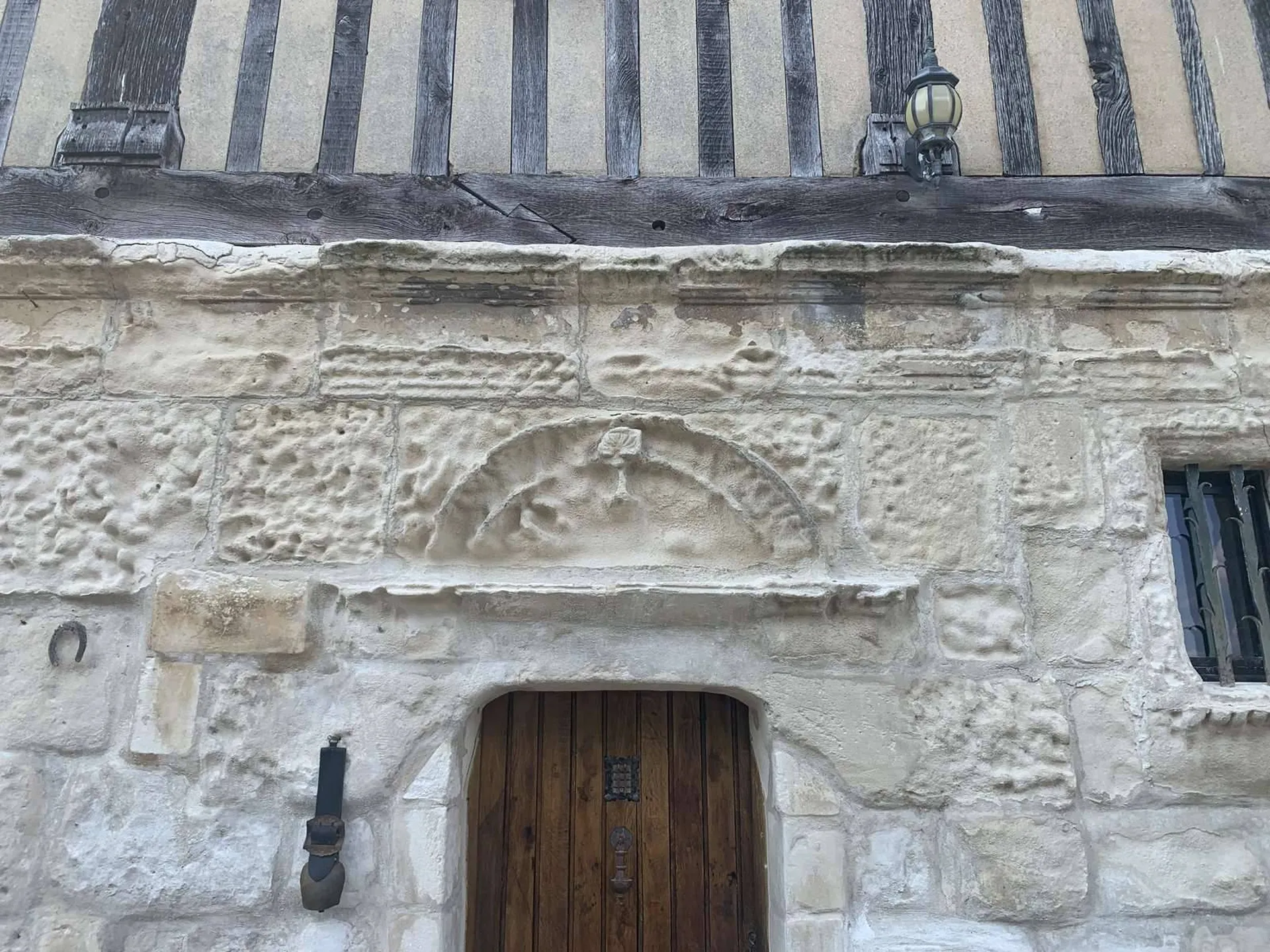 DANS LA VALLEE DE LA RISLE (EURE) MANOIR NORMAND EN PIERRES ET COLOMBAGES