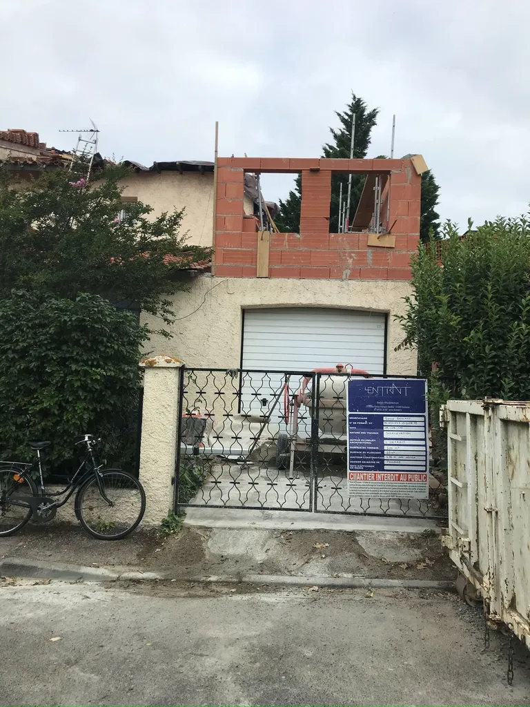 Réalisation d'une surélévation et extension pour création de volumes complémentaires : suite parentale avec salle d'eau, dans une maison individuelle avec création d'ouvertures à Toulouse