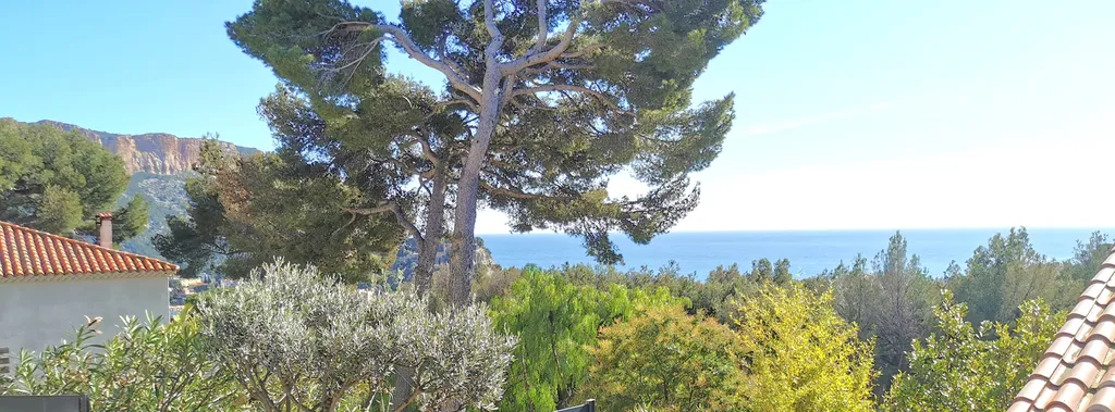 Vente villa T5 Cassis  avec piscine à débordement, parking privatif, vue mer et accès au village à pied