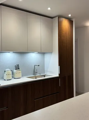 Cuisine minimaliste sur mesure avec meubles toute hauteur et îlot central
