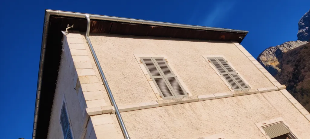 Mise en place d'un système de vidéosurveillance AVIGILON sur la ville de La Rivière pour la surveillance dans le village depuis des bâtiments municipaux et transmission par antenne radio