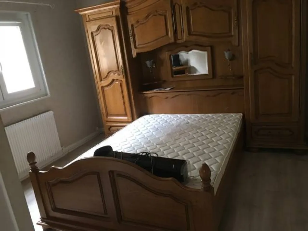 cette maison dispose d'une belle chambre