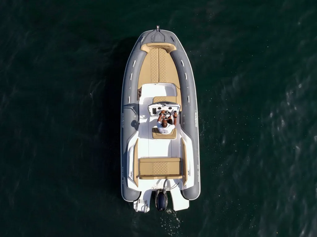Bateau pneumatique petit et sportif à louer à Bandol